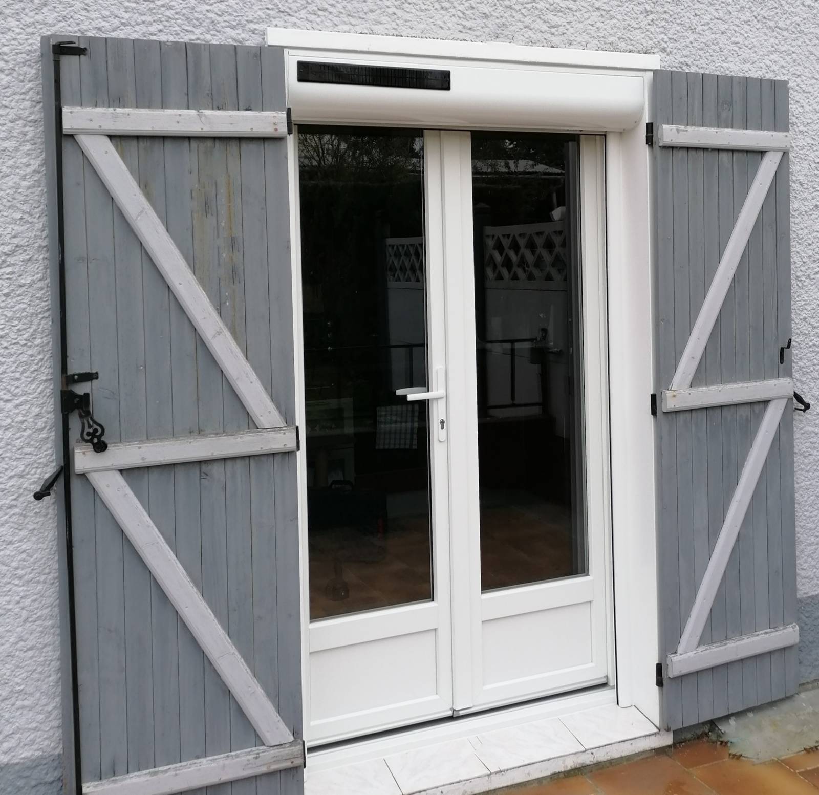 Pose de volets roulants solaires sur la commune de Lens