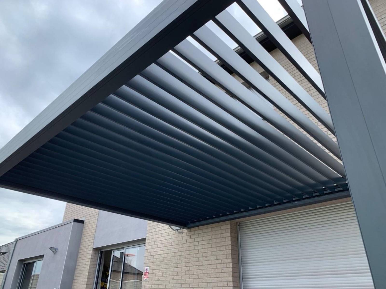 Les Pergolas bioclimatiques à Béthune dans le Pas de Calais : alliance entre design moderne, fonctionnalité et durabilité.